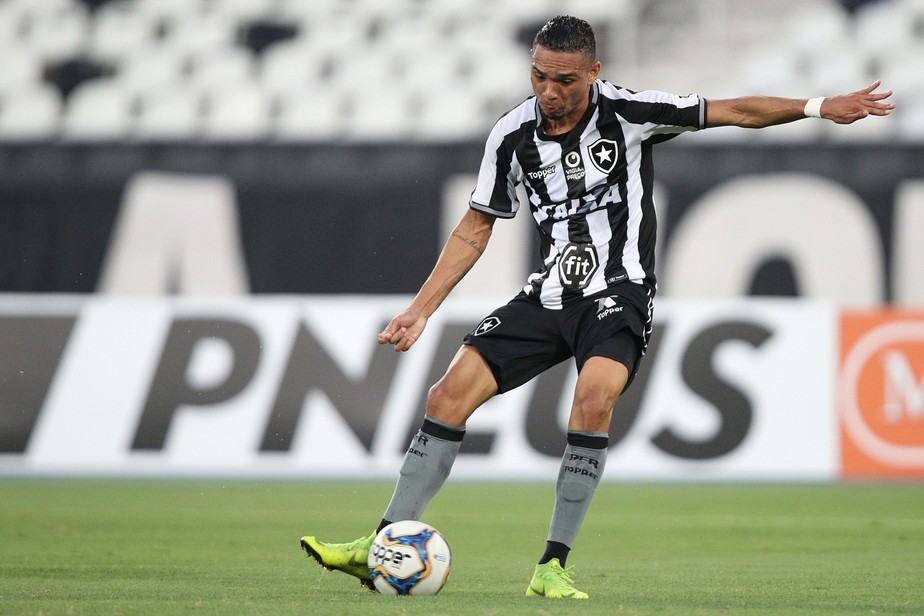 Com 50% dos direitos de Luiz Fernando, Atlético-GO ...