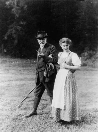 Anna e seu pai Sigmund Freud, em foto de acervo da família em setembro de 1913 (Foto: Reprodução/Wikipédia)