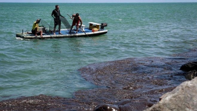 O óleo já atingiu mais de 450 praias do litoral nordestino, como a de Paulista (PE), e chegou ao Espírito Santo (Foto: LEO MALAFAIA/AFP, via BBC News Brasil)
