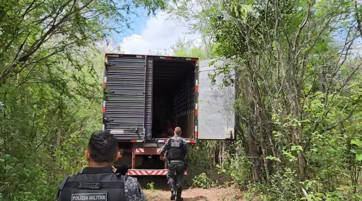 Quatro homens são feitos reféns durante roubo de caminhão com carregamento de tecidos no Agreste