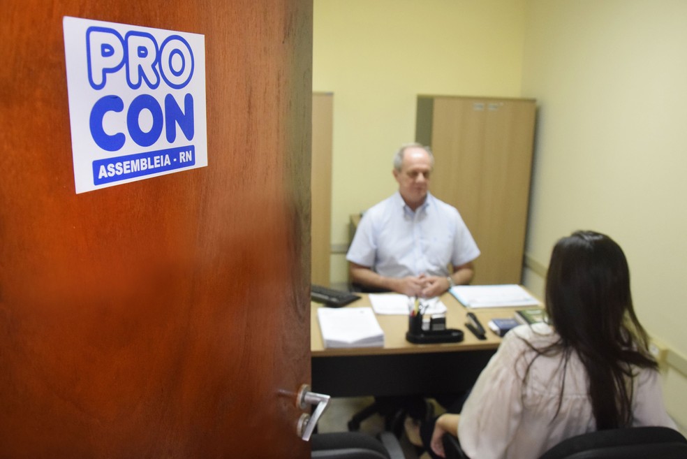 Consumidores têm procurado Procon para se queixar de contratos firmados com agências de viagens e companhias aéreas — Foto: João Gilberto