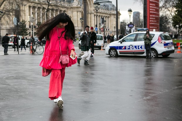 Fashionistas descem do salto na semana de alta-costura em Paris (Foto: Editora Globo)