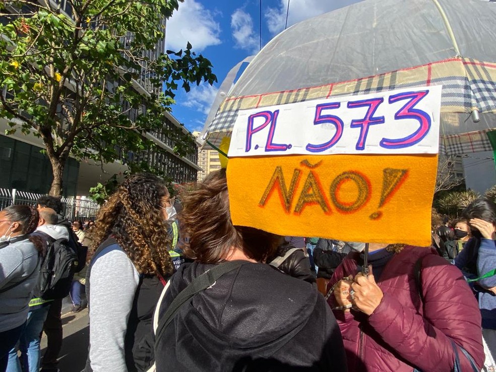 Servidores protestam contra o projeto de lei que quer passar a administração de escolas municipais para OSs. — Foto: Celso Tavares/ g1