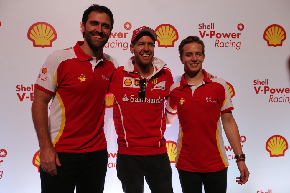 Átila Abreu, Sebastian Vettel e Gianluca Petecof no evento em São Paulo (Foto: Divulgação/Shell)