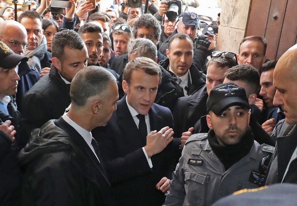 Presidente da França, Emmanuel Macron, discute com policiais israelenses ao entrar na igreja Saint-Anne em Jerusalém — Foto: Ludovic Marin/AFP