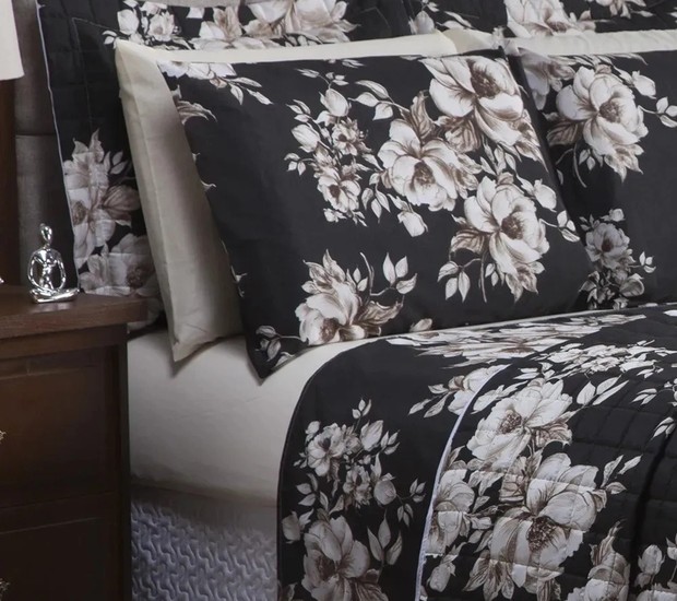 O fundo escuro dá elegância ao floral deste jogo de cama com quatro peças  (Foto: Reprodução / Shoptime)