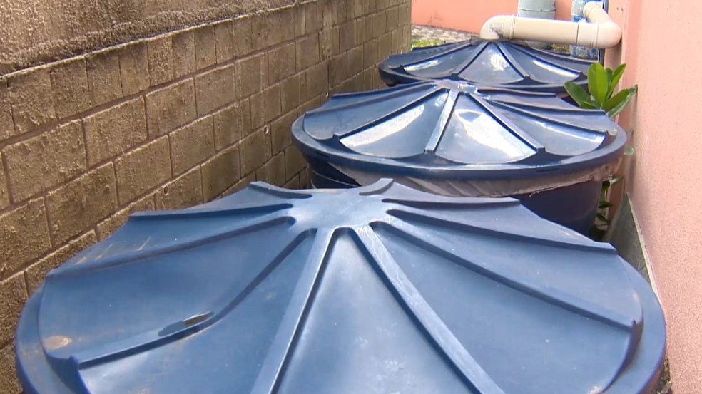 Tampar caixas d´água é uma das formas de evitar a proliferação do mosquito da dengue. Casos aumentaram no ES. — Foto: Reprodução/TV Gazeta