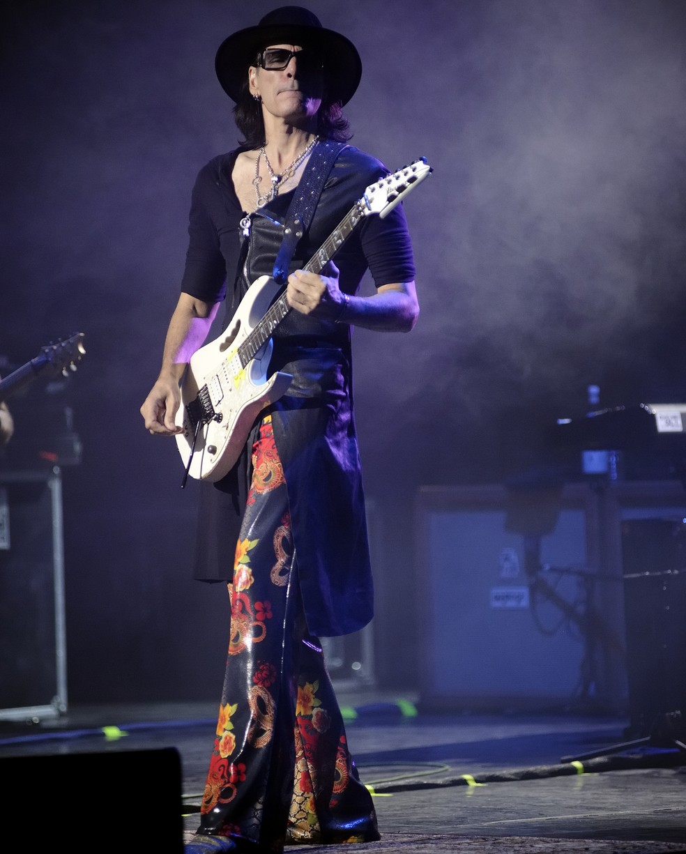Um dos maiores guitarristas do mundo, Steve Vai irÃ¡ se apresentar no dia 6 de junho, dia de seu aniversÃ¡rio. â€” Foto: DivulgaÃ§Ã£o