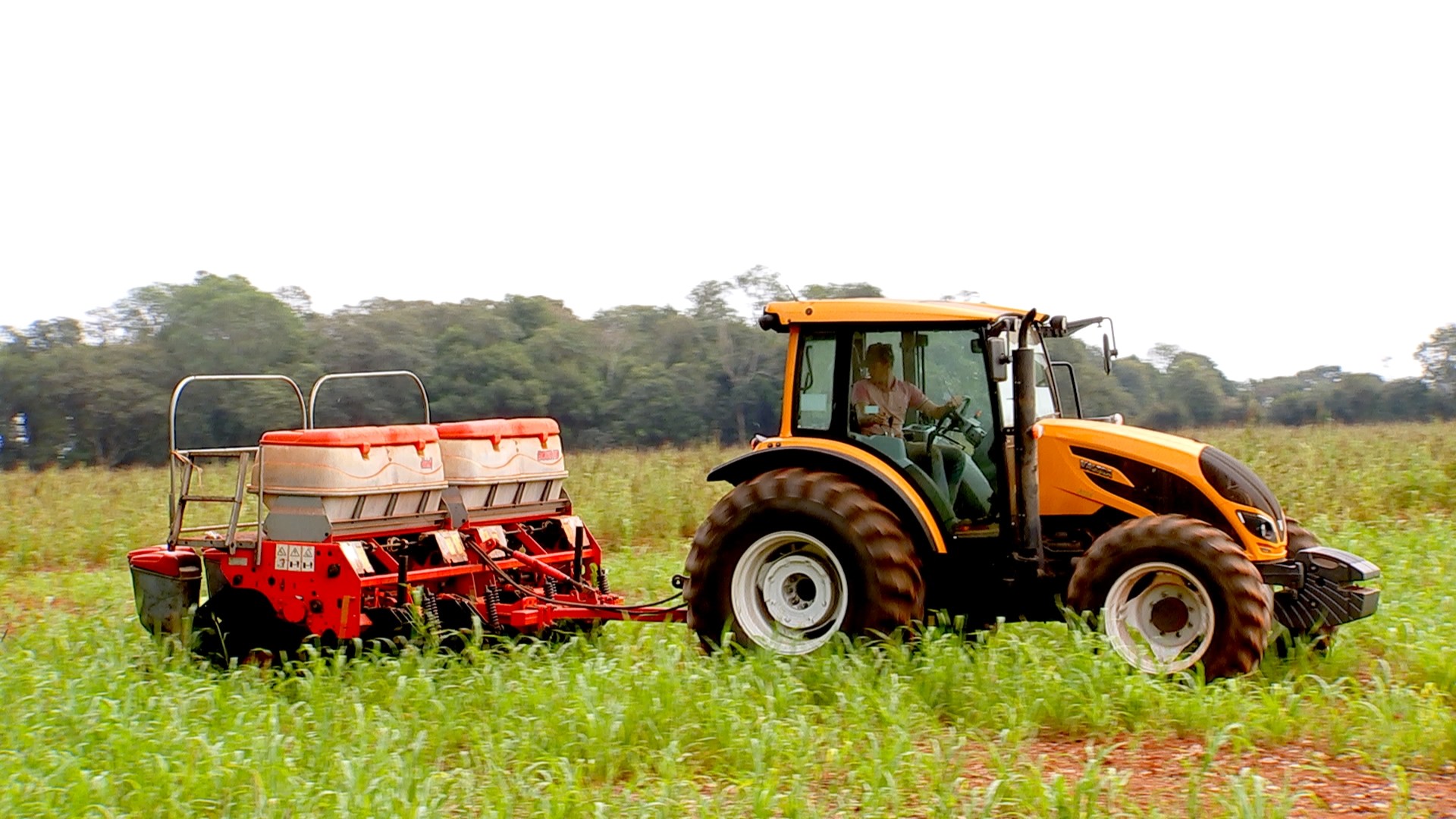 Venda de máquinas agrícolas do Brasil cai no semestre, mas projeção é de alta no ano thumbnail