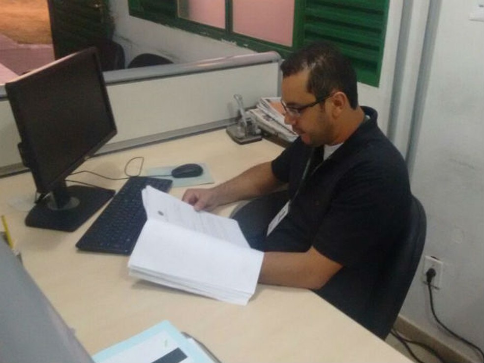 Conselheiro tutelar de Santa Maria, Hessley Santos lê processo que envolve crianças (Foto: Conselho Tutelar de Santa Maria/Reprodução)