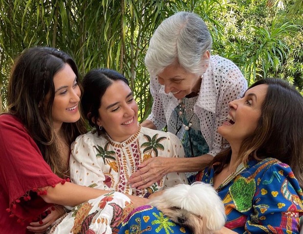 Fátima Bernardes com a mãe e as filhas (Foto: Reprodução/Instagram)