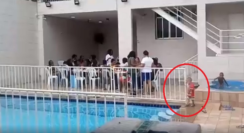 Bebê se aproxima da piscina e a família não nota (Foto: Reprodução Facebook)