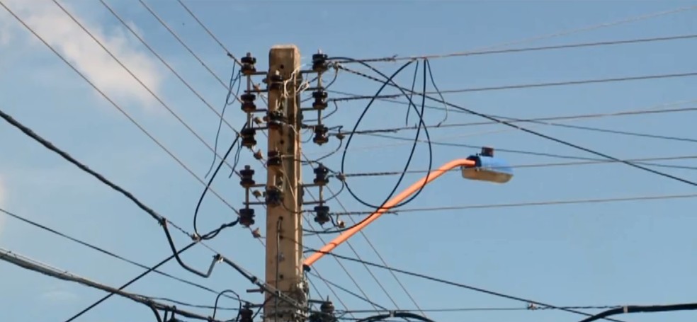 Gerente de Operações do Sistema Elétrico da Cepisa alerta que só pessoas habilitadas podem intervir na rede elétrica. — Foto: Reprodução/ TV Clube