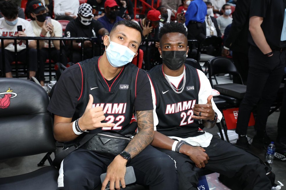 Vini Jr posa para foto na FTX Arena — Foto: Divulgação/Miami Heat