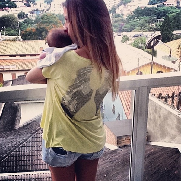 Juliana Despirito, namorada do ator Henri Castelli, com a filha do casal, Maria Eduarda, no colo (Foto: Reprodução/Instagram)
