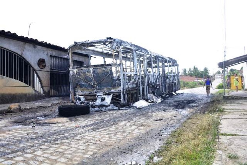 Ônibus é incendiado e passageiros são saqueados após morte em confronto em Feira — Foto: Ed Santos/Acorda Cidade