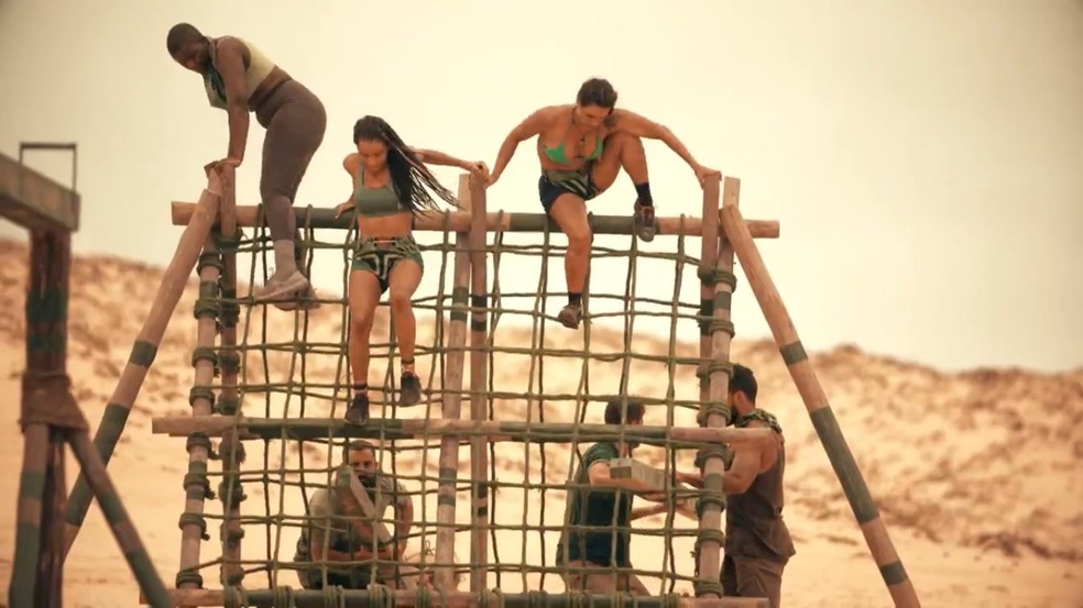 Angélica e Gleici se juntam aos demais participantes em dos desafios do 'No Limite' — Foto: Reprodução/Globo