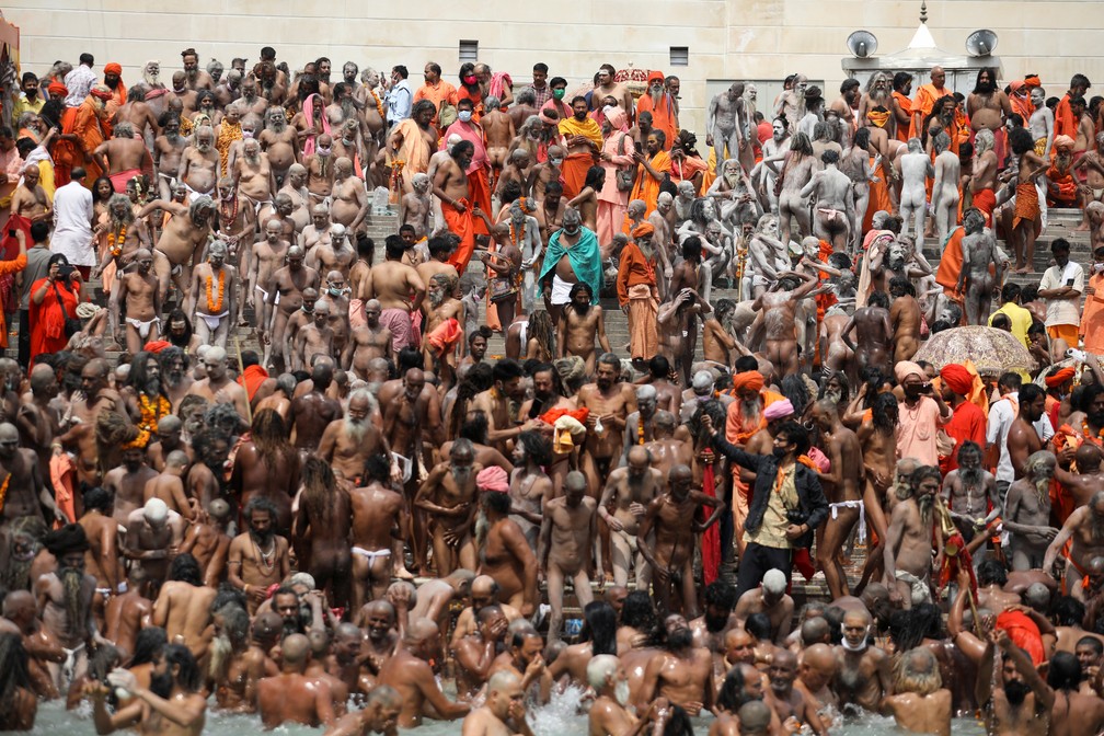 Naga Sadhus, ou homens sagrados hindus, mergulham no rio Ganges em 12 de abril durante festival religioso em Haridwar, na Índia,  em meio à pandemia do novo coronavírus — Foto: Anushree Fadnavis/Reuters