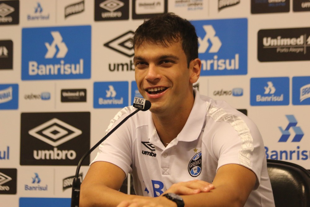 Thyere pede Grêmio focado para manter ponta e quer honrar melhor zaga do Brasil