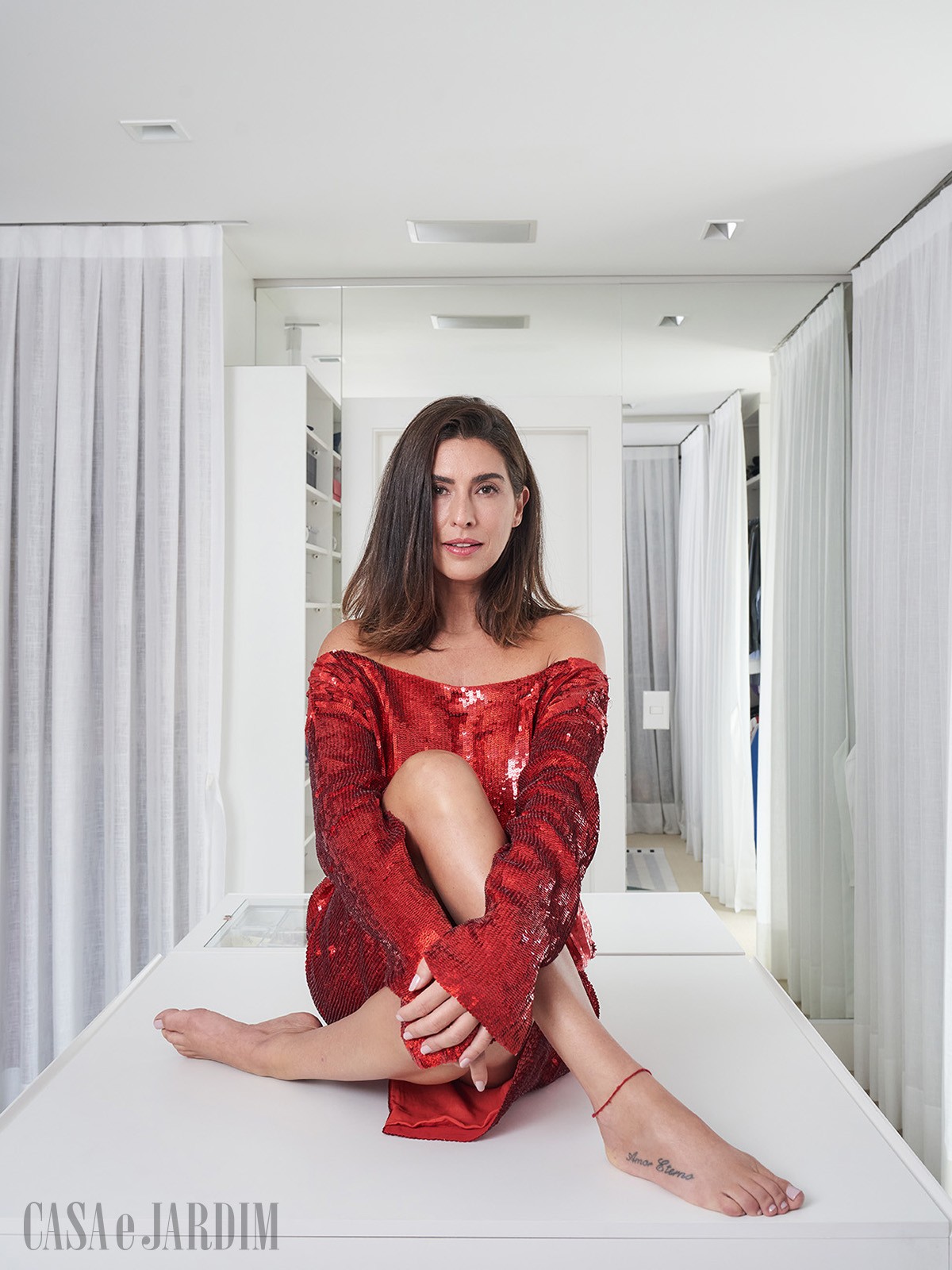 Fernanda Paes Leme em seu apartamento em SP. A atriz posa na ilha central de seu close com vestido da Givenchy (Foto: Victor Affaro / Editora Globo)