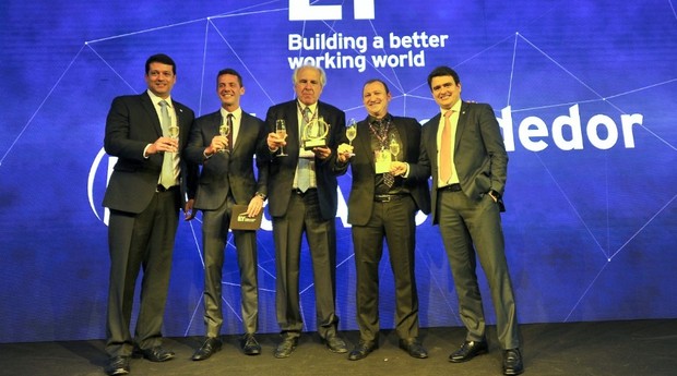 Leonardo Donato, Rodrigo Galindo, Rubens Menin, Cesar Gon e Luiz Sergio Vieira, durante premiação da EY (Foto: Divulgação)