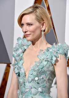 Os fios lisos de Cate Blanchett ganharam um leve up na franja e risca lateral livre, já que o vestido é todo simétrico; penteado ideal para madrinhas que não queiram ousar muito