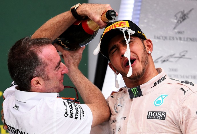 Paddy Lowe dá banho de champanhe em Lewis Hamilton no pódio do GP dos EUA (Foto: Getty Images) Paddy Lowe dá banho de champanhe em Lewis Hamilton no pódio do GP dos EUA (Foto: Getty Images)