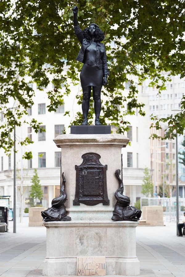 Estátua de traficante de escravos derrubada em Bristol é substituída por escultura de manifestante do Black Lives Matter (Foto: Reprodução / Instagram)