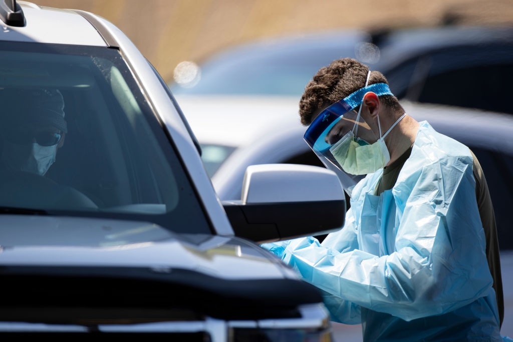 SPRINGFIELD, TN - APRIL 18:  A member of the Tennessee National Guard gathers information at a coronavirus (covid-19) drive thru testing site on April 18, 2020 in Springfield, Tennessee. Tennessee drive thru testing sites now allow those without symptoms  (Foto: Getty Images)