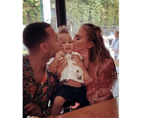 John Legend, o filho Miles, e a esposa Chrissy Teigen (Foto: Instagram)
