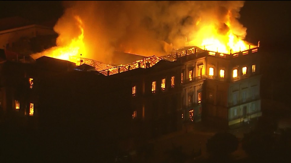 Imagem aérea de incêndio no Museu Nacional do Rio — Foto: Reprodução/ TV Globo