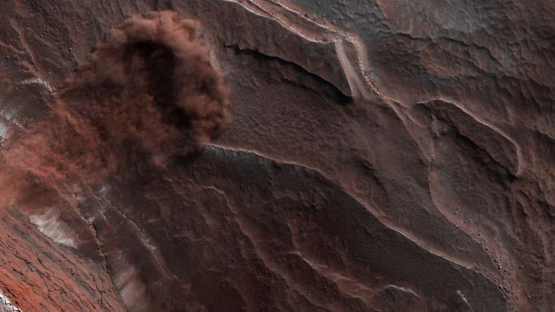 É impossível notar uma enorme nuvem de poeira subindo após a queda dos blocos de gelo em Marte  (Foto: NASA/JPL/University of Arizona)