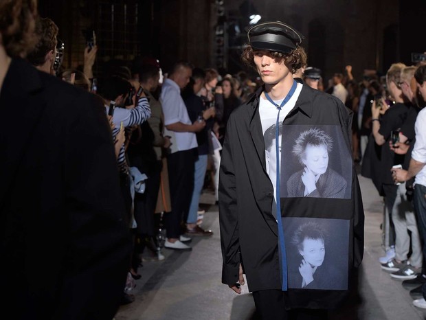 An ensemble with a Laurie Anderson print (Foto: Raf Simons)
