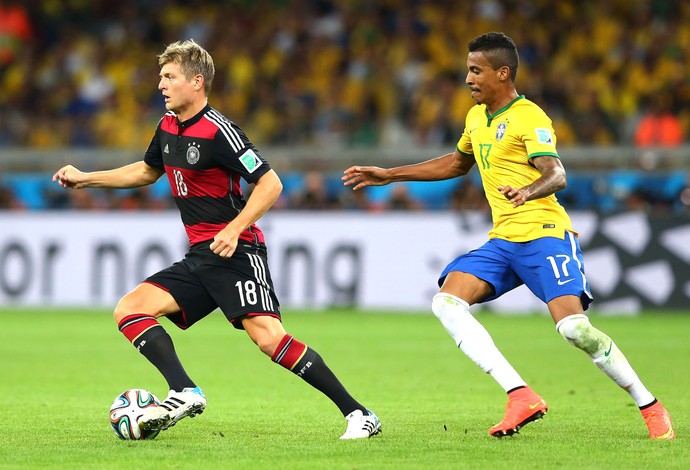 Kroos e Luiz Gustavo Brasil e Alemanha (Foto: Getty Images)