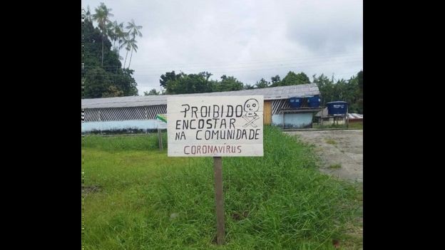 BBC - Placa instalada na comunidade de Taraucuá, no rio Uaupés, Terra Indígena Alto Rio Negro (Foto: DSEI ALTO DO RIO NEGRO)