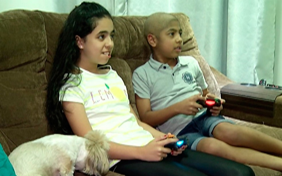 Enzo, de Mogi, se recupera após ter recebido fígado da mãe. — Foto: Reprodução/TV Diário