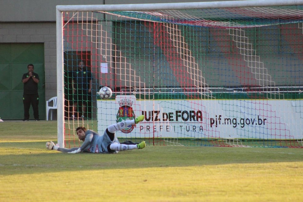 Goleiro tambÃ©m defendeu um pÃªnalti no jogo (Foto: Marina Proton/Tupi FC)