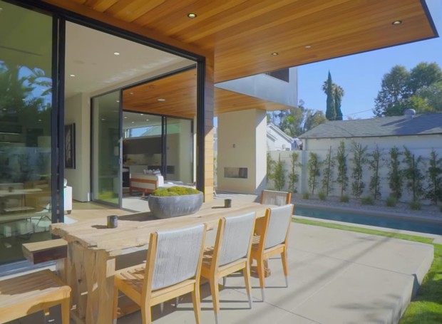 John Legend e Chrissy Teigen compram casa de R$ 27,5 milhões em Los Angeles (Foto: Reprodução/Instagram/YouTube/Illulian Realty)