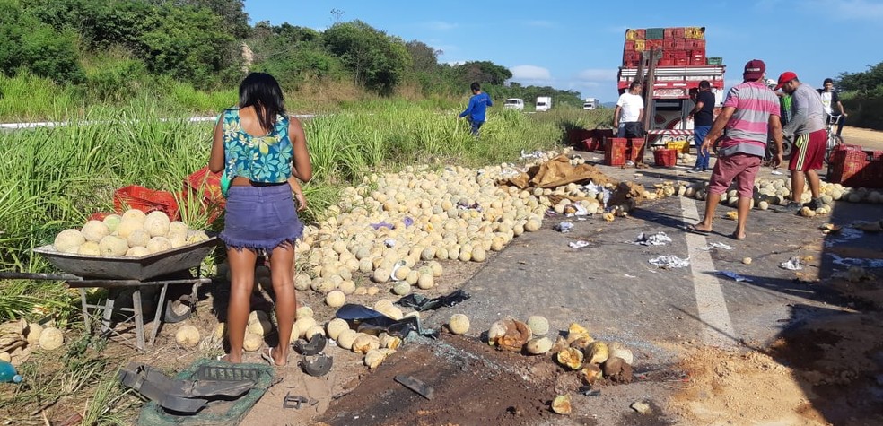 Os melões ficaram espalhados no acostamento da rodovia. — Foto: Leábem Monteiro/Sistema Verdes Mares
