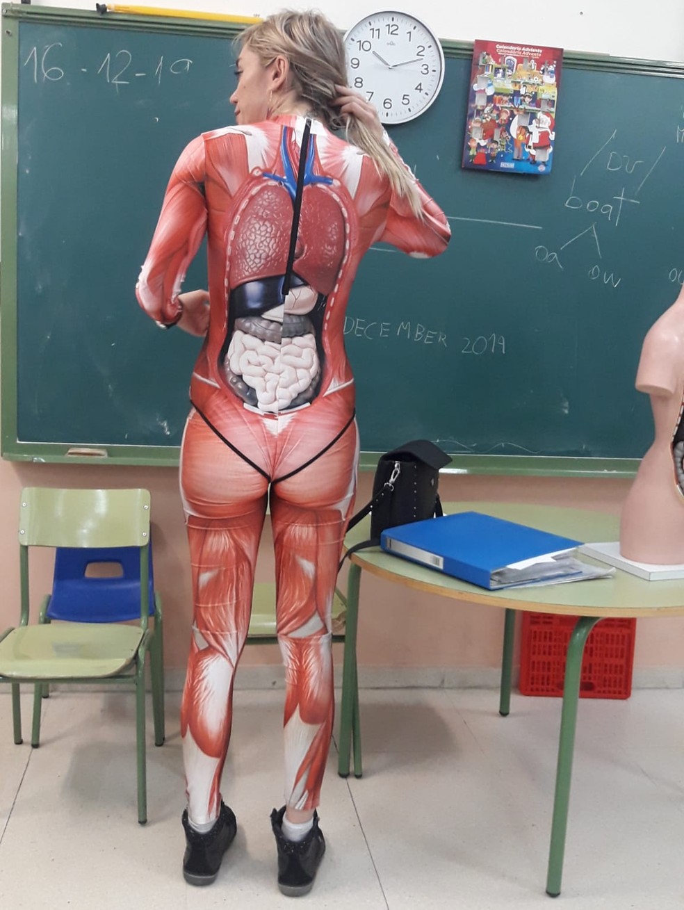 Professora Verónica Duque veste fantasia de corpo humano para ensinar os alunos, na Espanha — Foto: Reprodução/Twitter