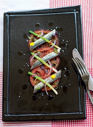 Salada de tomate-caqui com sardinha e cebola roxa (Foto: Iara Venanzi/Casa e Comida)