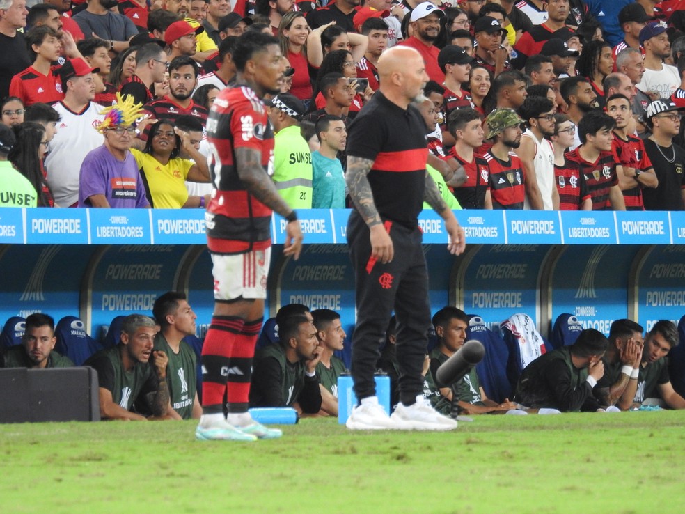 Por jogar de frente para Sampaoli, Marinho ouviu muitas orienta&ccedil;&otilde;es do argentino em Flamengo x &Ntilde;ublense &mdash; Foto: Fred Gomes