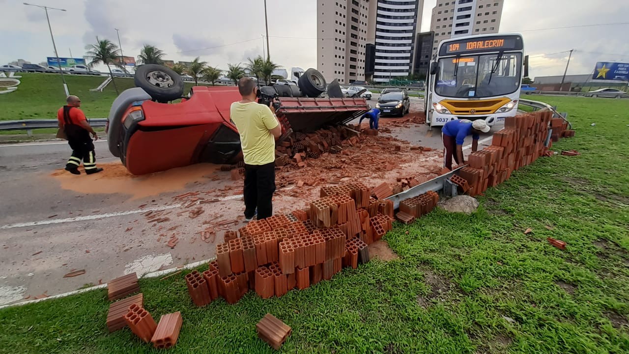 Caminhão carregado de tijolos tomba em acesso a Viaduto de Ponta Negra em Natal