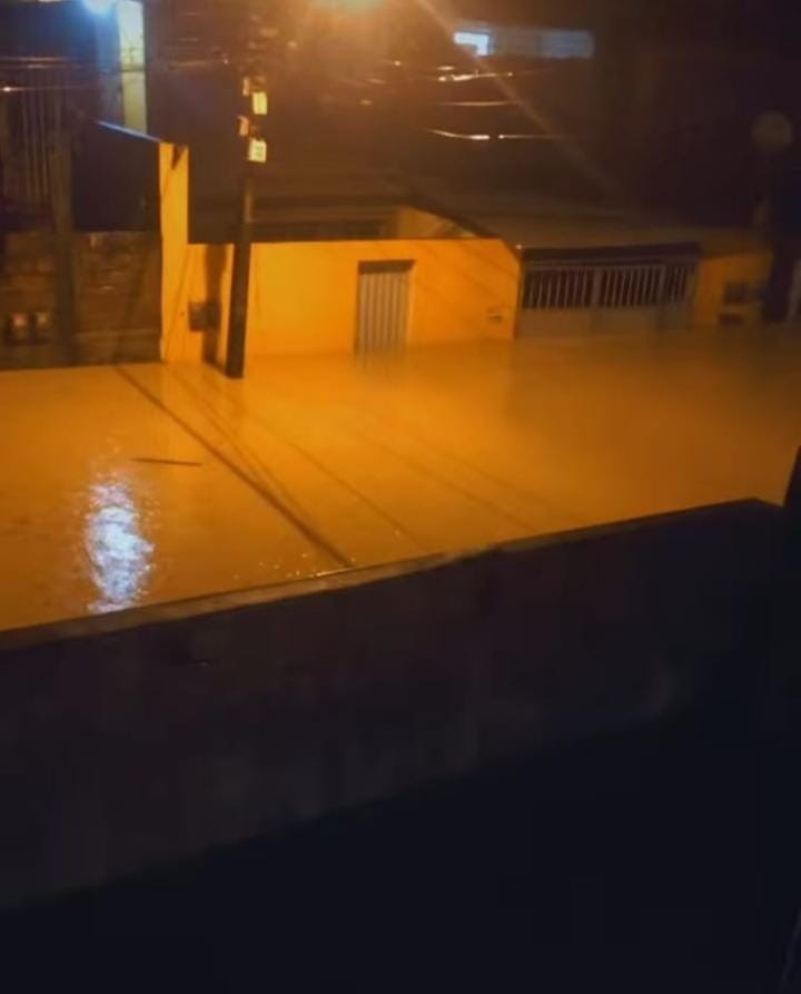 Água invade casas e alaga ruas após fortes chuvas no Grande Recife