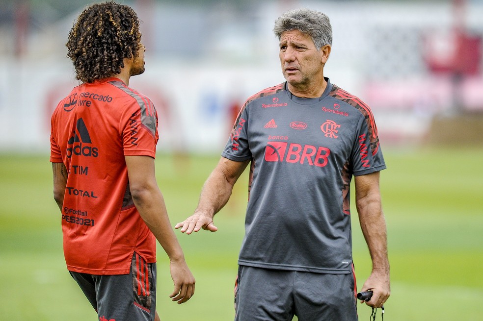 Renato conversa com Arão no treino desta sexta — Foto: Alexandre Vidal/Flamengo