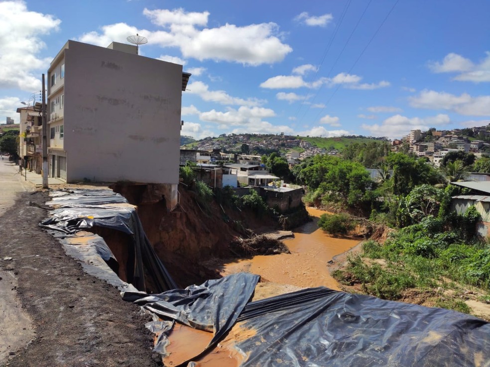 Prédio com risco de desabamento em Ubá em janeiro; estrutura caiu nesta quinta-feira pela madrugada — Foto: Guilherme Bonissate/G1