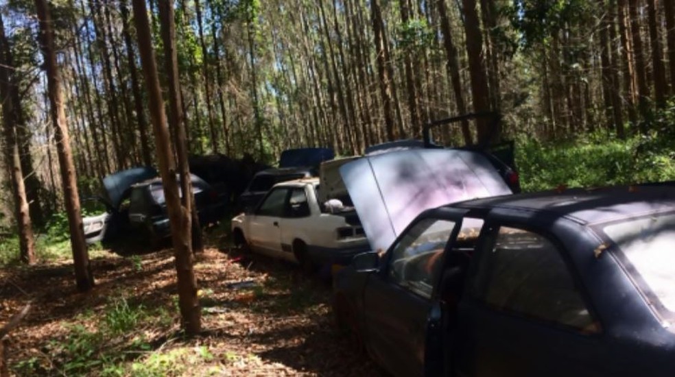 Desmanche de carros encontrado acende alerta da polÃ­cia em PoÃ§os de Caldas â€” Foto: PolÃ­cia Militar