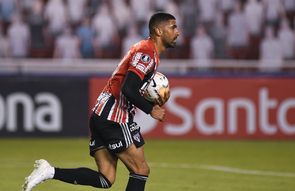 Sport se aproxima de acerto e deve contratar atacante do São Paulo