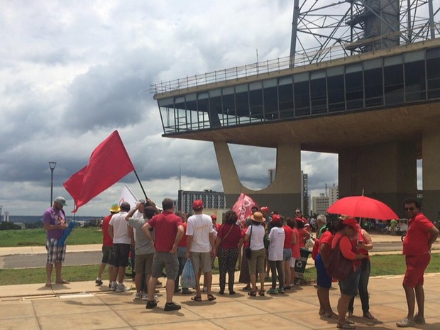 Integrantes do PT protestam em Brasília contra pedido de impeachment da presidente Dilma Rousseff (Foto: Jéssica Nascimento/G1)