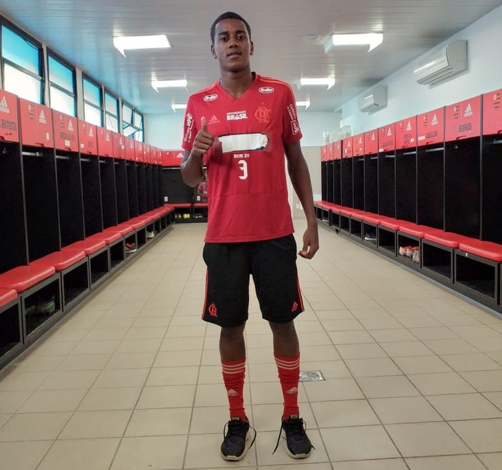 Volante Diogo já postou foto com o uniforme de treino no vestiário rubro-negro — Foto: Divulgação
